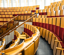 Zentraler Hörsaal in Haus 22 auf dem Campus der Medizinischen Fakultät